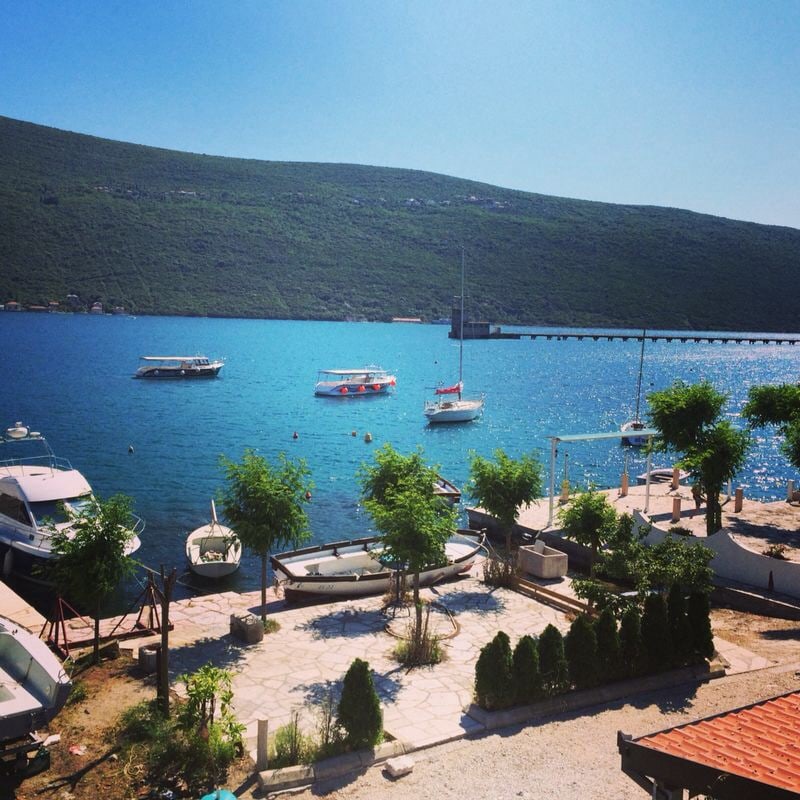 Lovely waterfront apart hotel in Djenovici