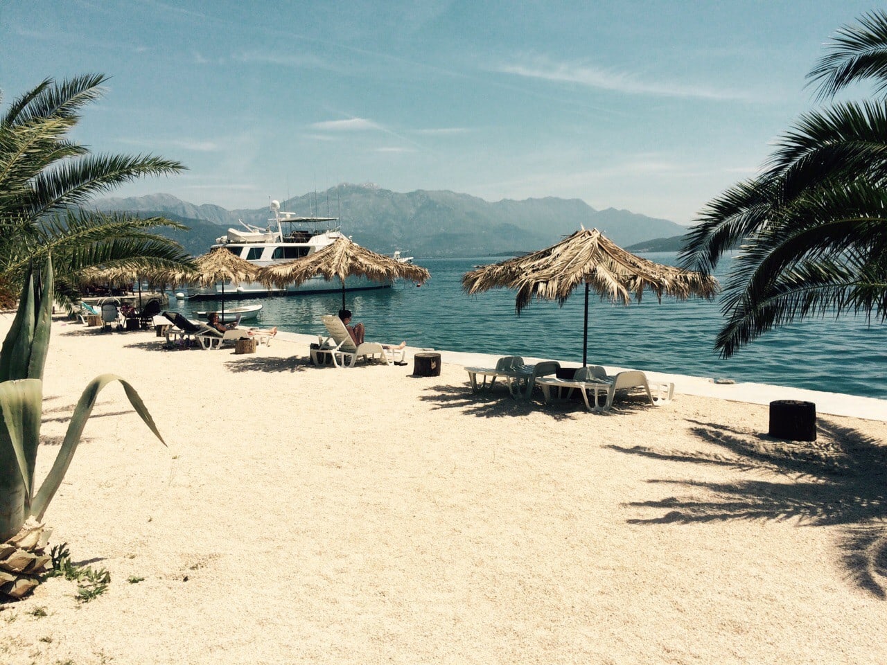 Lovely waterfront apart hotel in Djenovici