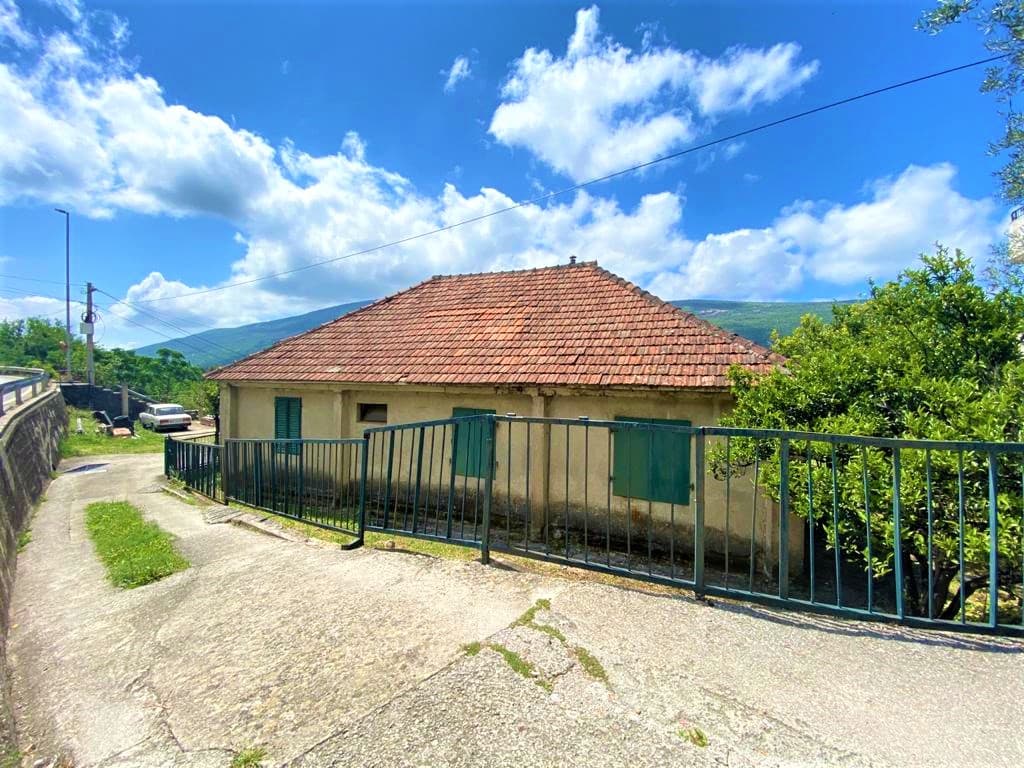 House for reconstruction in Herceg Novi, Kumbor