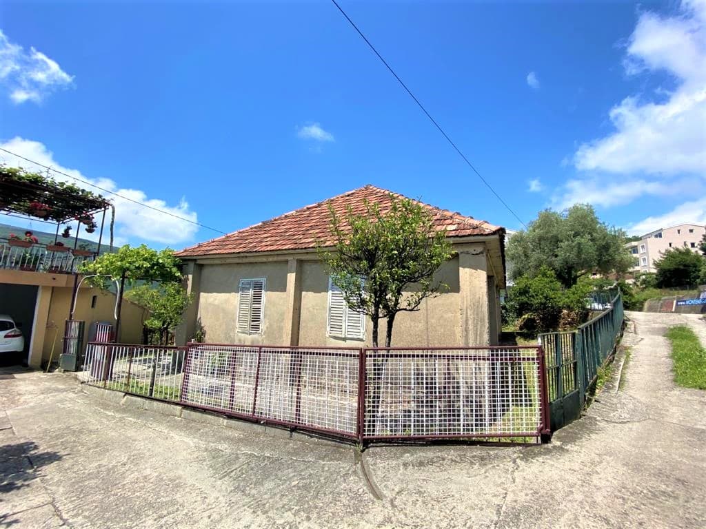 House for reconstruction in Herceg Novi, Kumbor