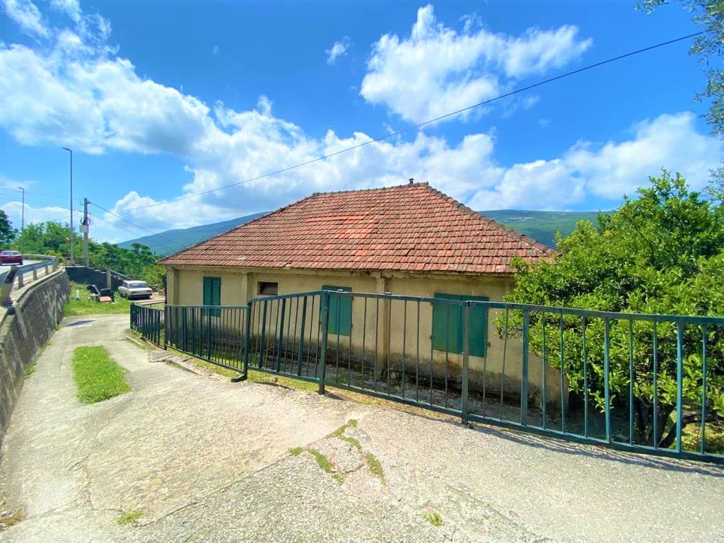 House for reconstruction in Herceg Novi, Kumbor