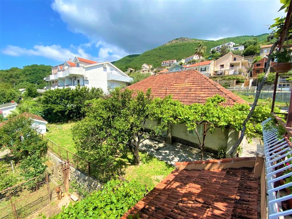 House for reconstruction in Herceg Novi, Kumbor