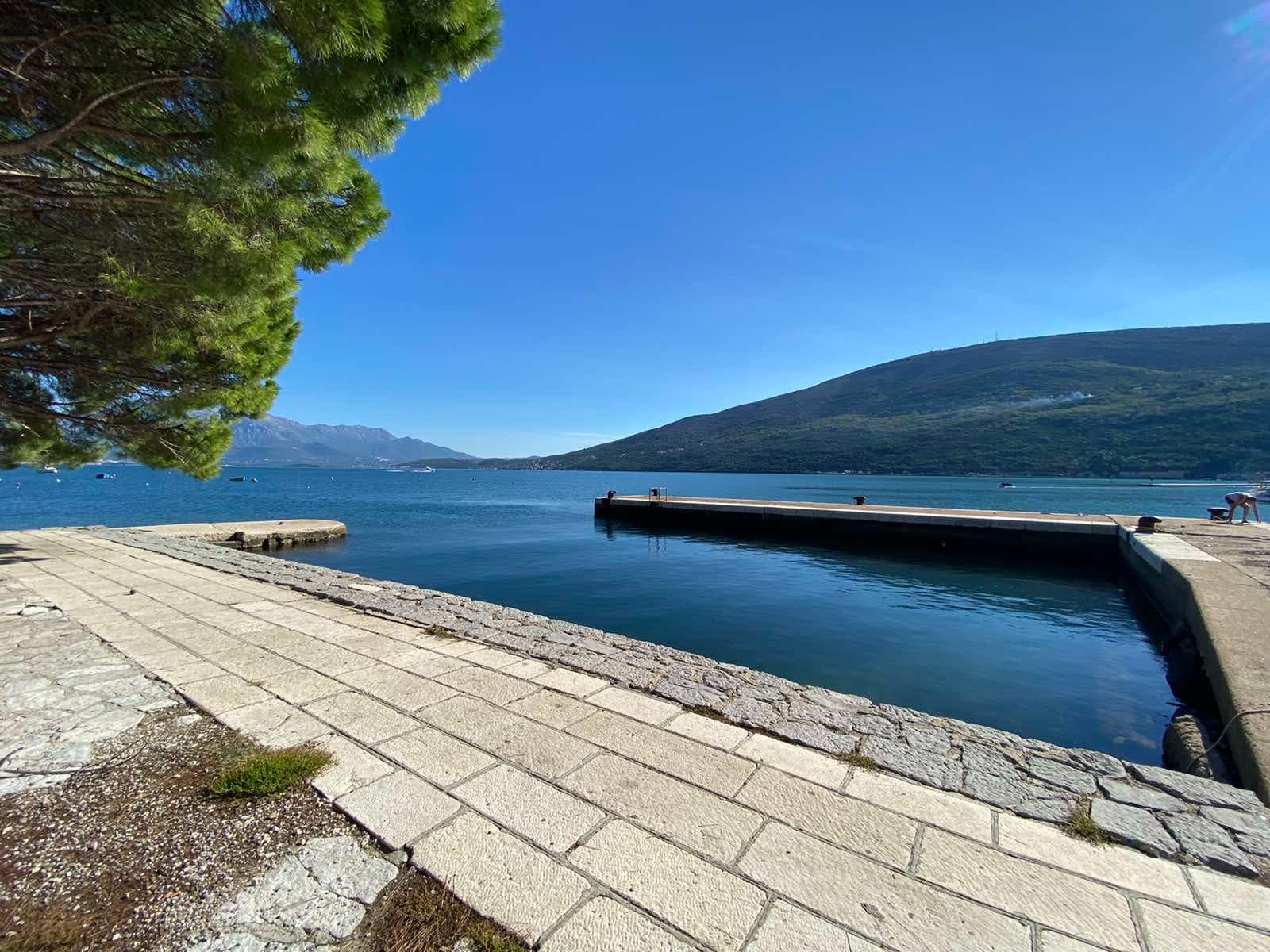 Lovely waterfront apart hotel in Djenovici