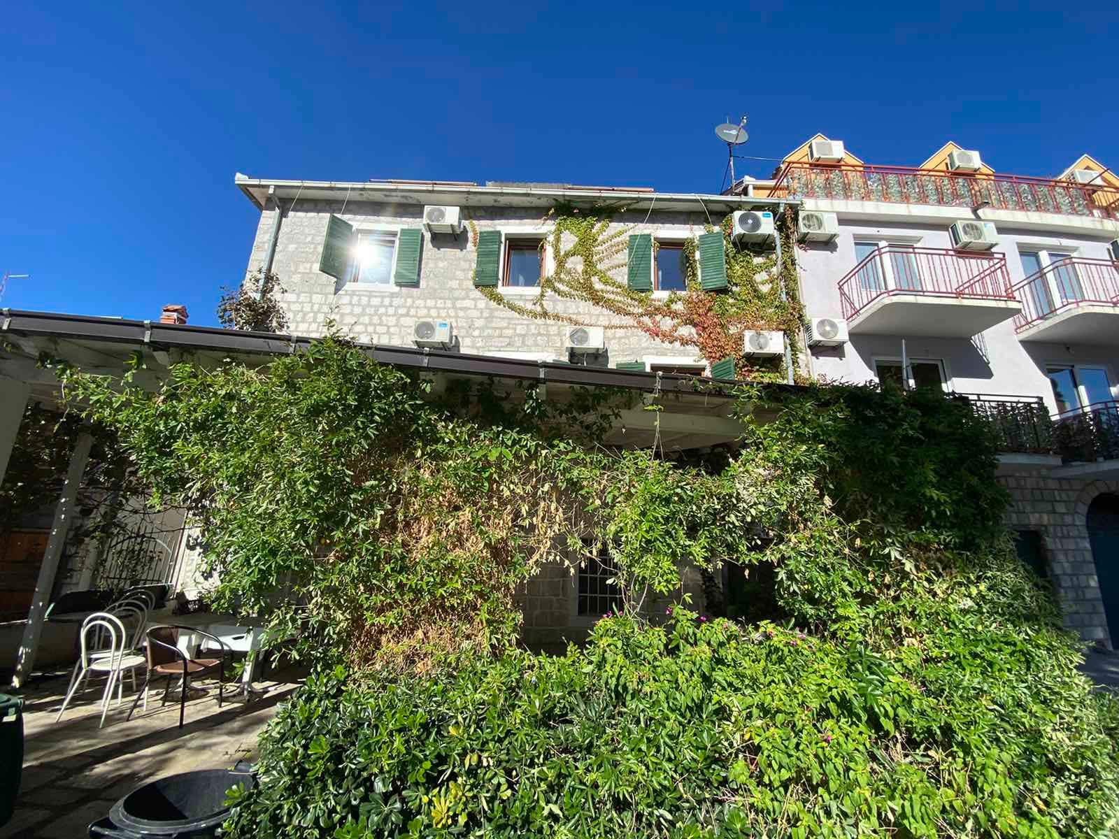 Lovely waterfront apart hotel in Djenovici