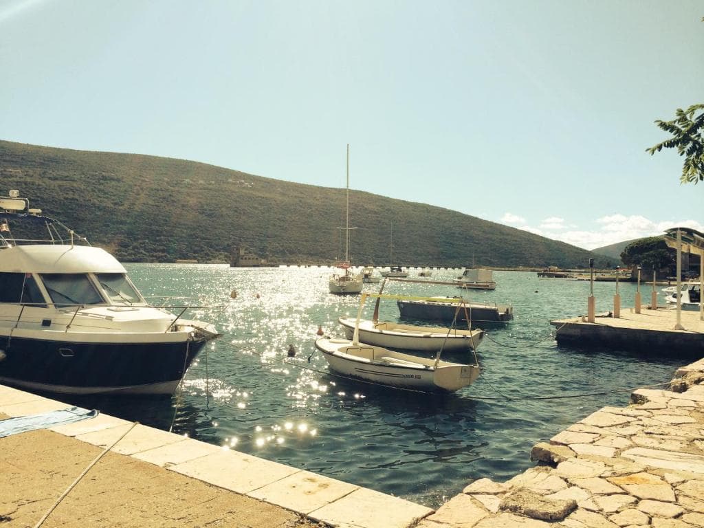 Lovely waterfront apart hotel in Djenovici