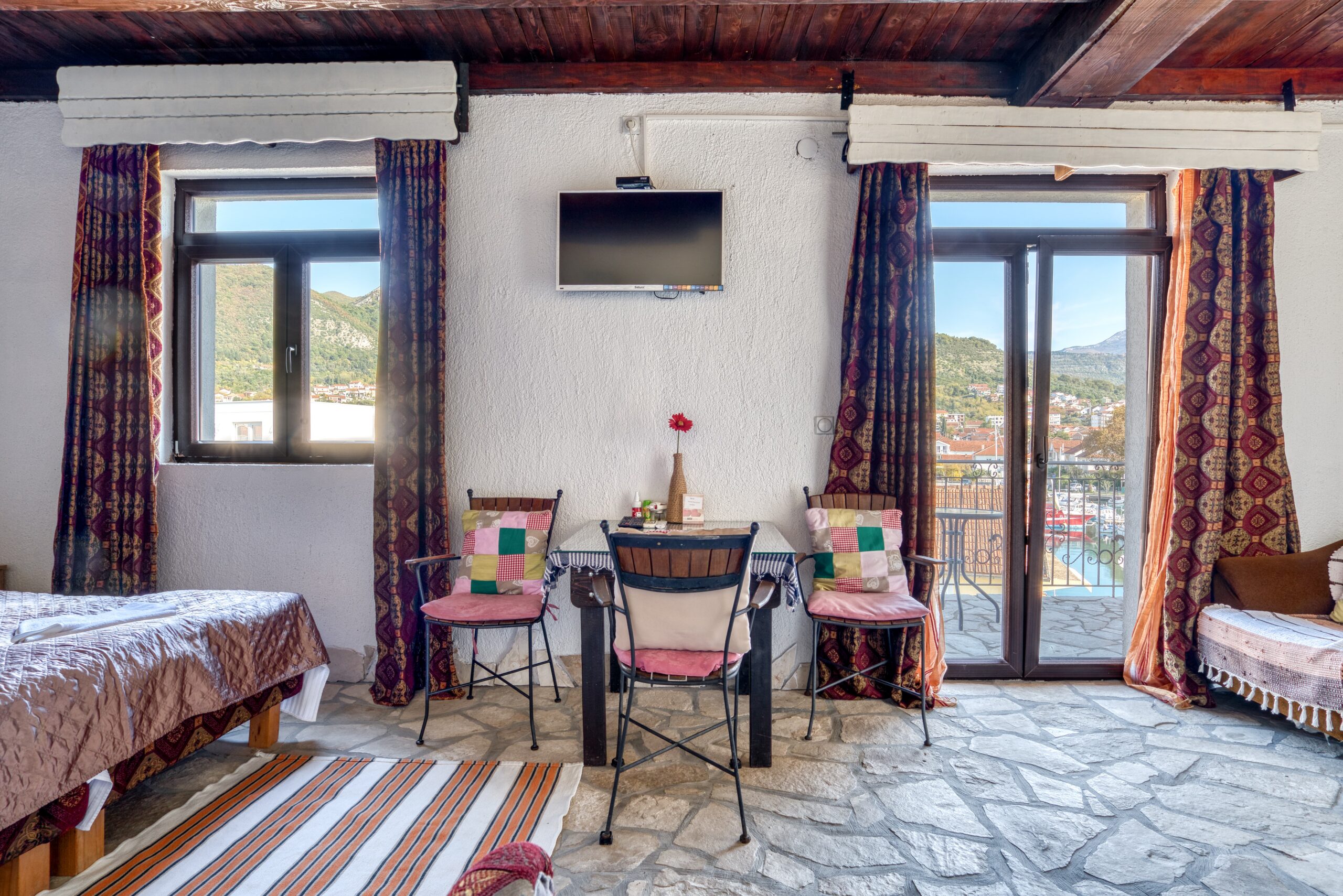 Semi-detached mini hotel on first line Kalimanj