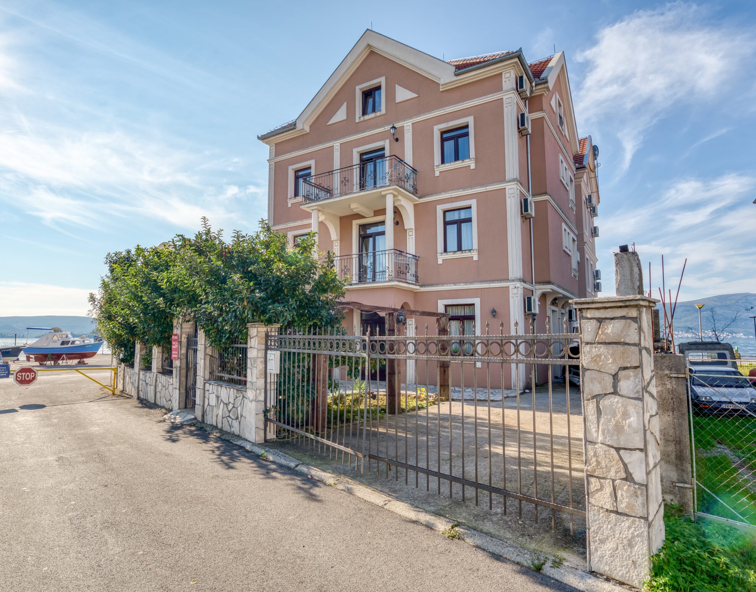 Semi-detached mini hotel on first line Kalimanj