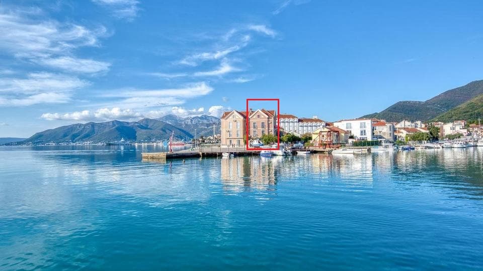 Semi-detached mini hotel on first line Kalimanj