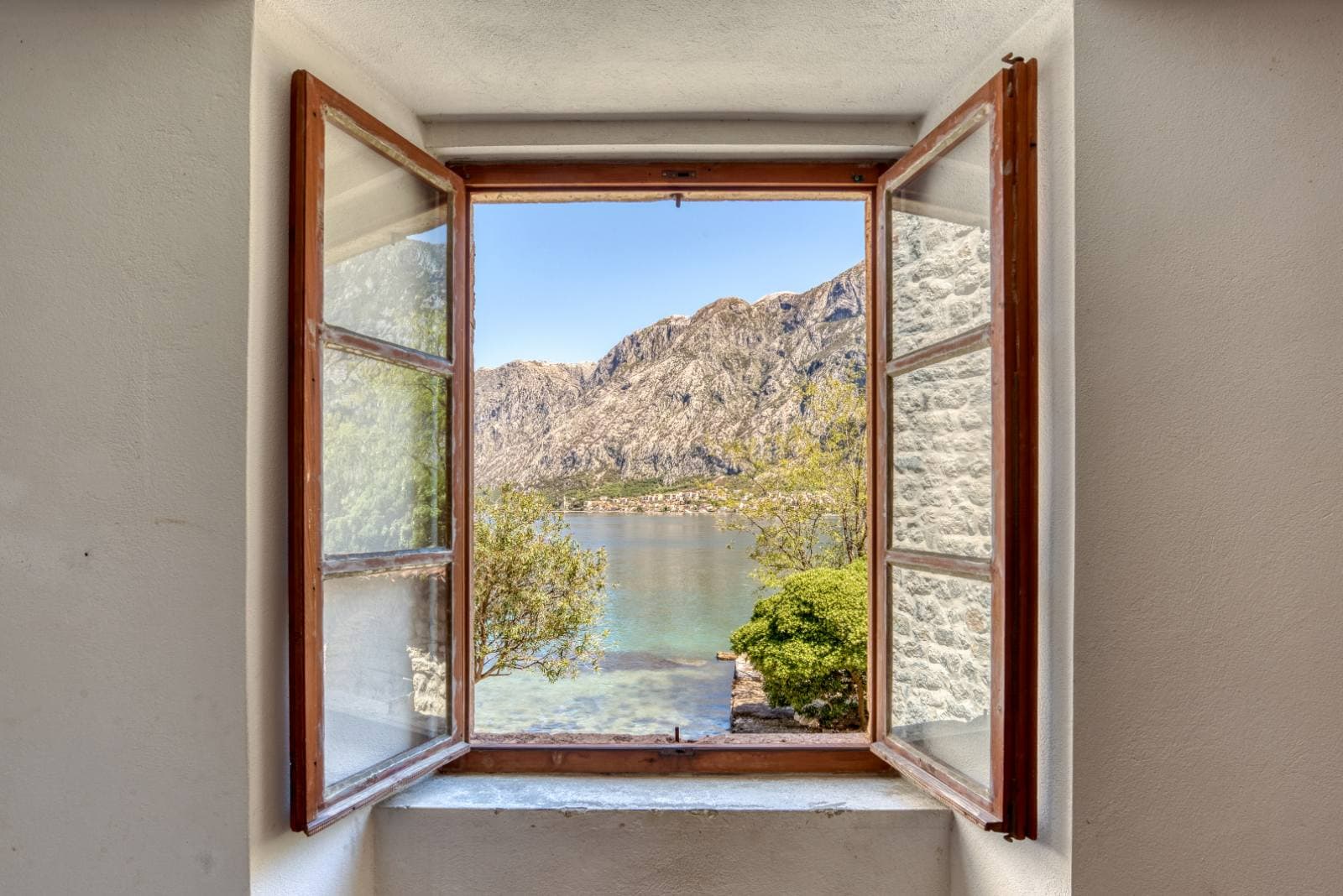 Front line stone house for renovation