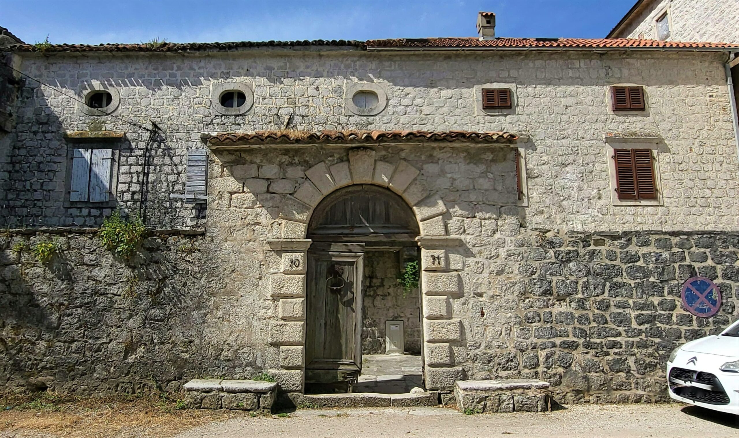 Front line stone house for renovation
