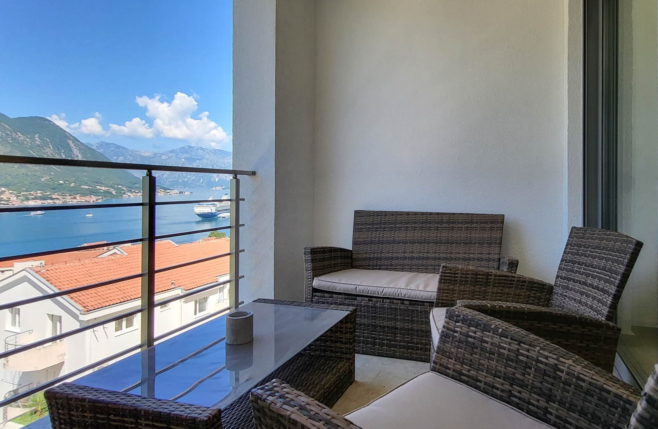 One-bedroom apartment with panoramic sea views